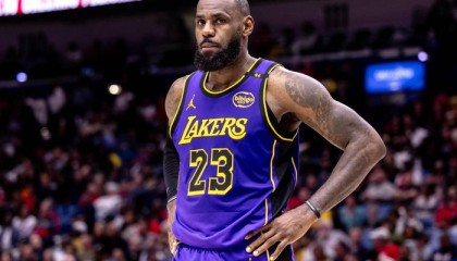 开云-40岁詹姆斯，40岁贾巴尔，40岁乔丹，差距一目了然！|洛杉矶湖人队|明尼苏达森林狼队|华盛顿奇才队|迈克尔·乔丹|篮板_新浪体育_新浪新闻