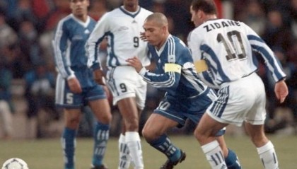 开云体育下载-罗纳尔多与齐达内同框老照片曝光|克里斯蒂亚诺·罗纳尔多|齐内丁·齐达内|世界杯_新浪体育_新浪新闻