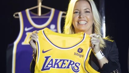 《马卡报》：创造体育历史纪录：布斯家族以历史最高价出售湖人队