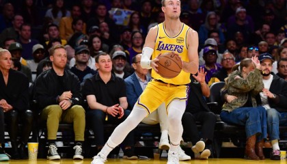 开云官网-加盟湖人，你终于打破射手不准的魔咒，东契奇老詹深度绑定搭档|肯纳德|马克|勒布朗·詹姆斯|杜克|富兰克林_新浪体育_新浪新闻