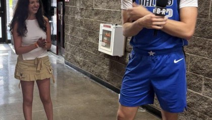 开云官网-BR女记者晒出与弗拉格的合影：这是我的“欢迎来到NBA”时刻