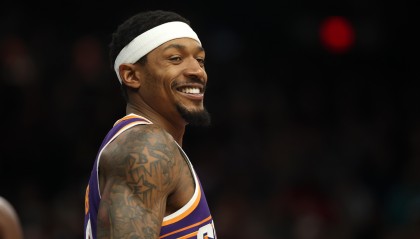 开云-怀念昔日时光？比尔在社交媒体晒出太阳生涯照片并配文：✌